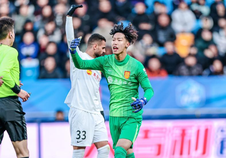 开云体育官网-铜梁龙飘了？虎口夺分后 一张海报令球迷从感动到心寒只用72小时